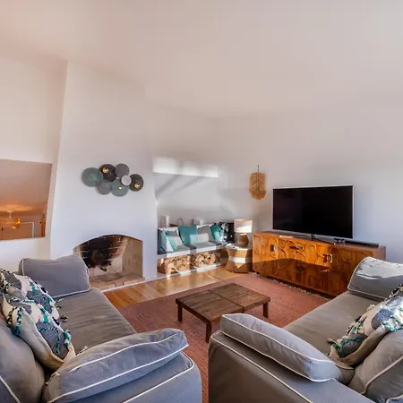 Recently Renovated 4 Bdr With Ocean Views *