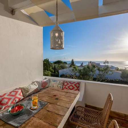 Recently Renovated 4 Bdr With Ocean Views Holiday home