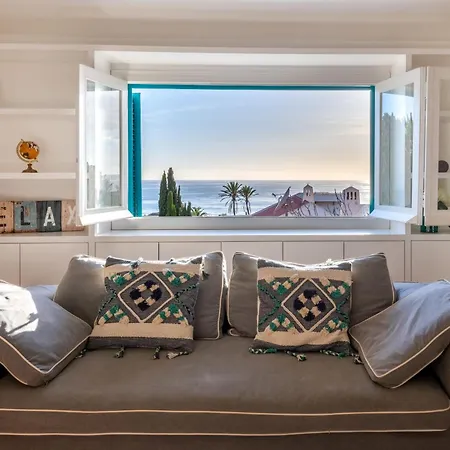 Recently Renovated 4 Bdr With Ocean Views *