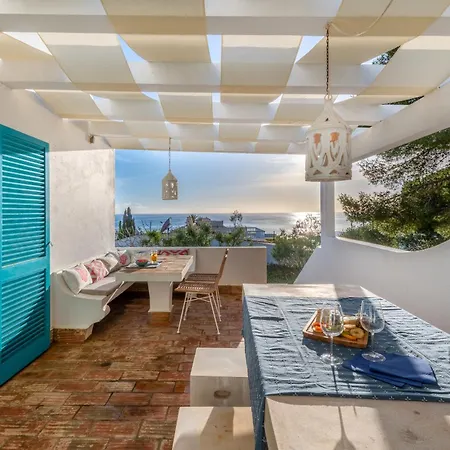 Recently Renovated 4 Bdr With Ocean Views *
