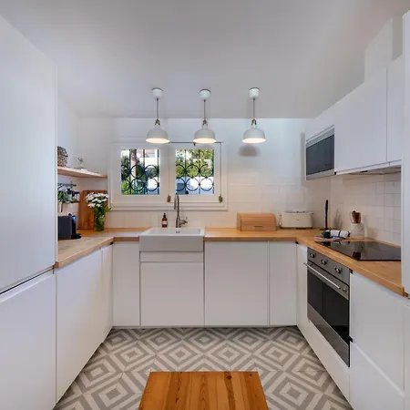 Recently Renovated 4 Bdr With Ocean Views