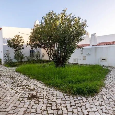 Recently Renovated 4 Bdr With Ocean Views *