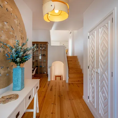 Recently Renovated 4 Bdr With Ocean Views *